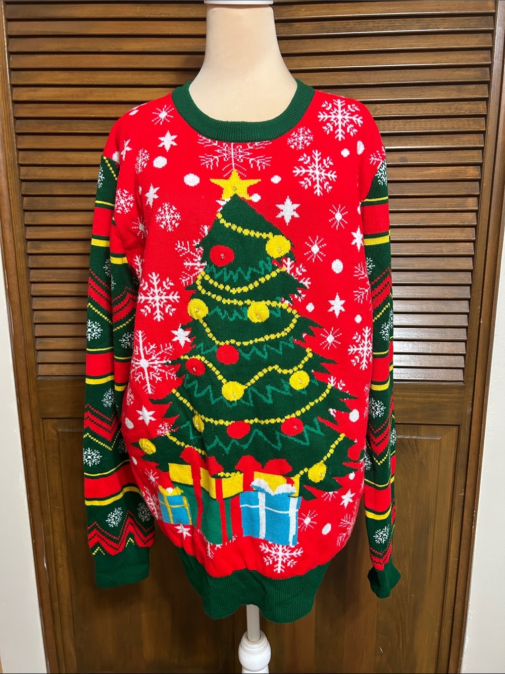 Men's Christmas Tree, Snowflakes & Stars Long Sleeve Light Up Sweater Size XL
